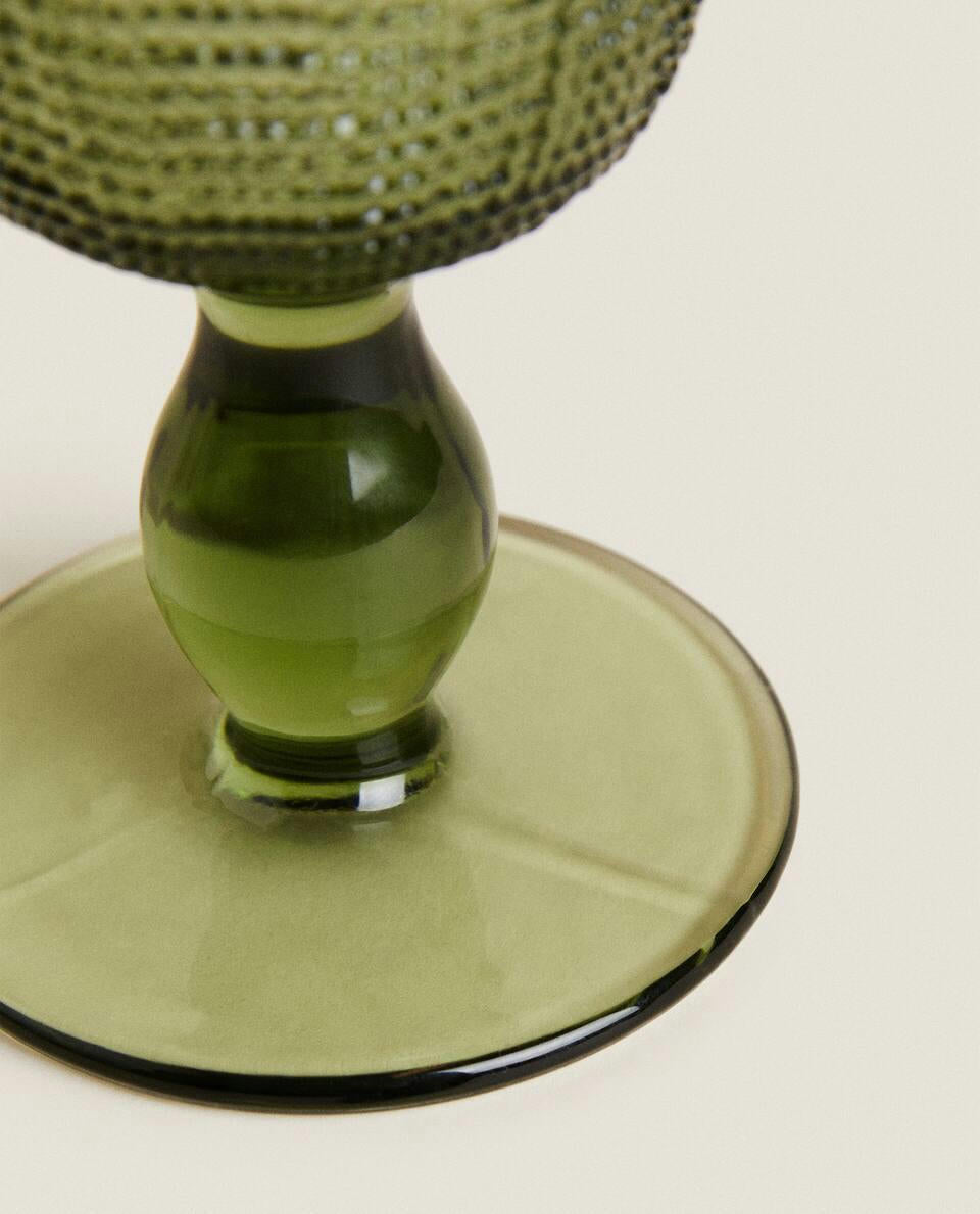 GLASS WITH RAISED DESIGN