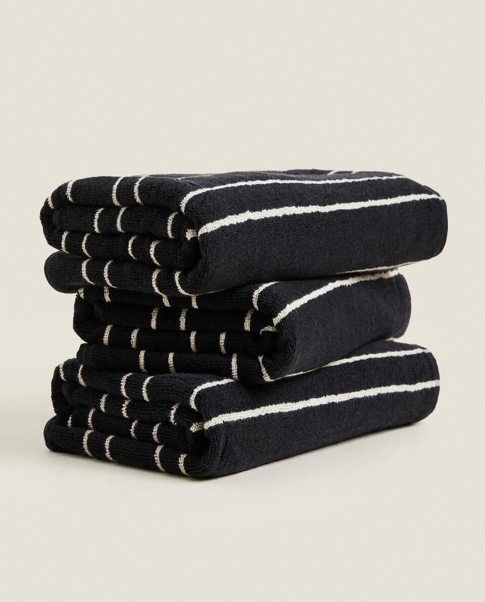 TOWEL WITH IRREGULAR STRIPE DETAIL