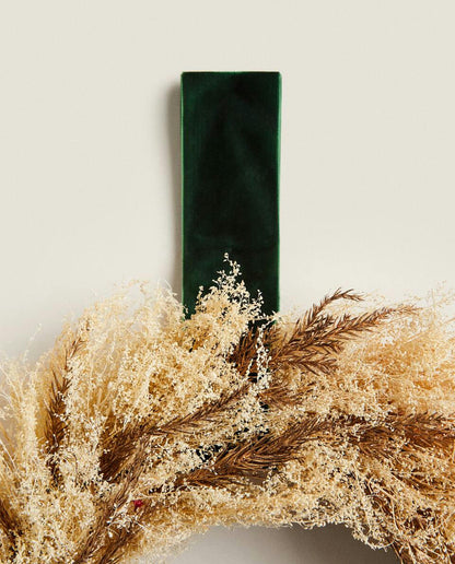 DECORATIVE CHRISTMAS WREATH WITH DRIED LEAVES