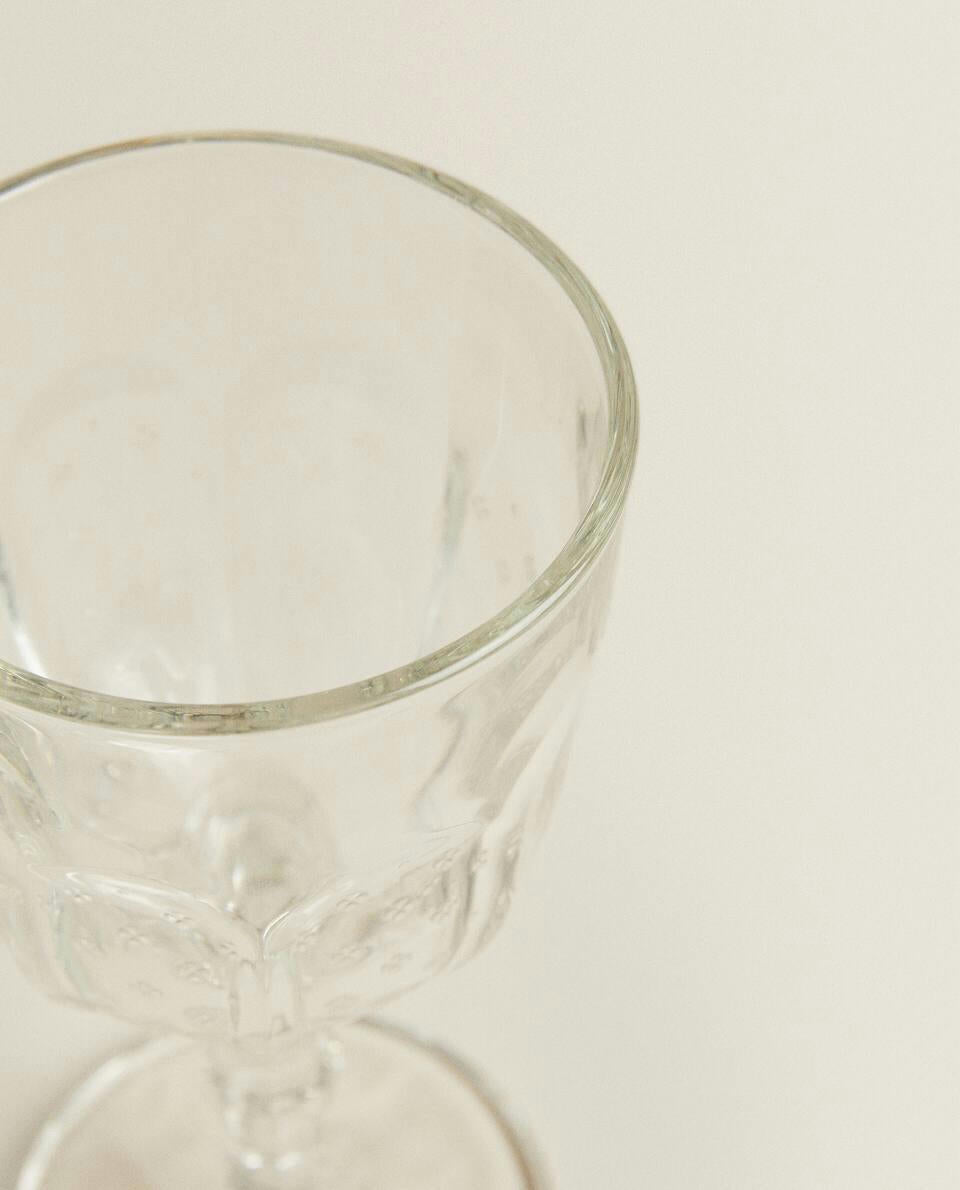 RAISED DESIGN WINE GLASS