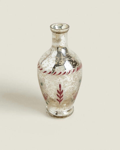 GLASS VASE WITH CHRISTMAS FLOWERS