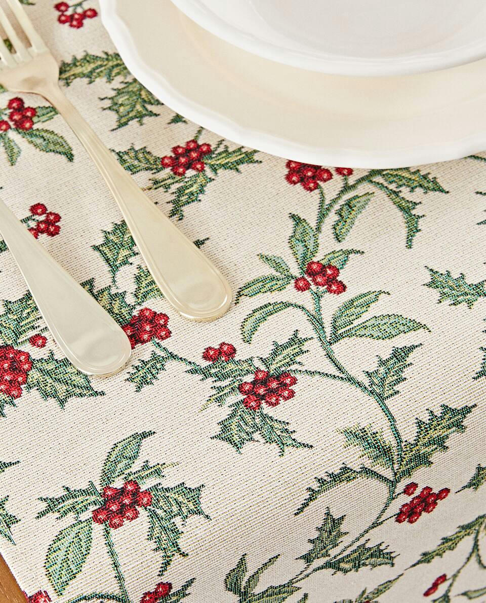 CHRISTMAS HOLLY TABLE RUNNER