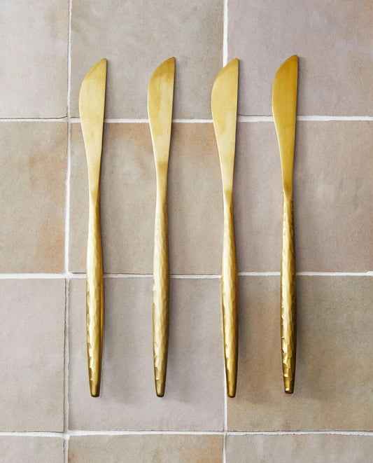 BOX OF 4 KNIVES WITH HAMMERED HANDLE