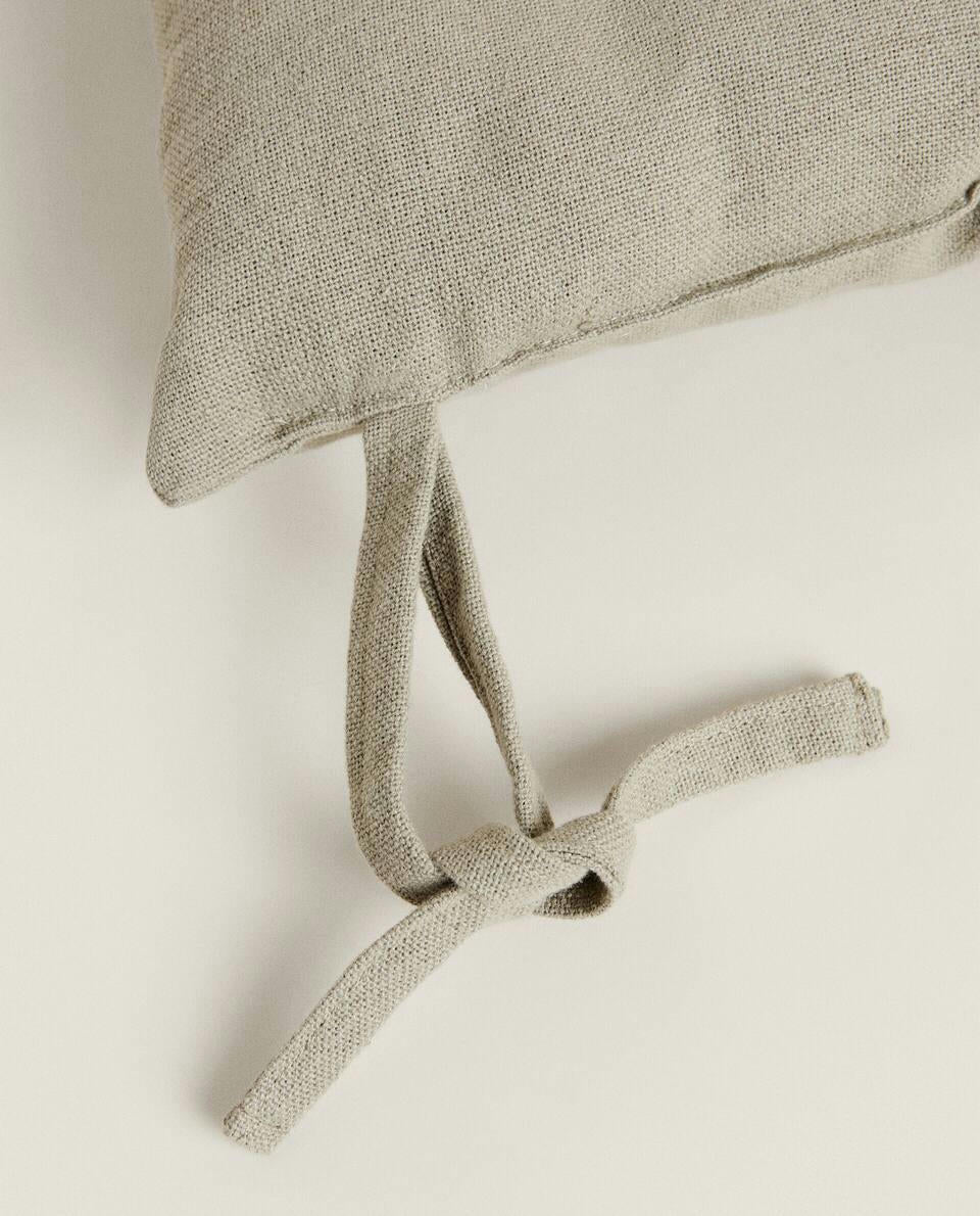 QUILTED CHAIR CUSHION WITH TIES