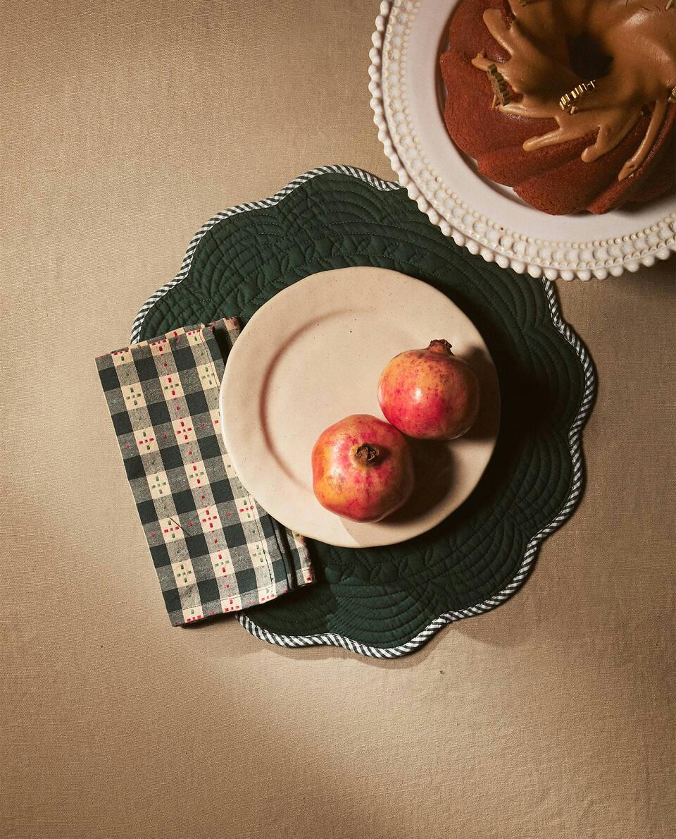 SCALLOPED COTTON CHRISTMAS PLACEMAT