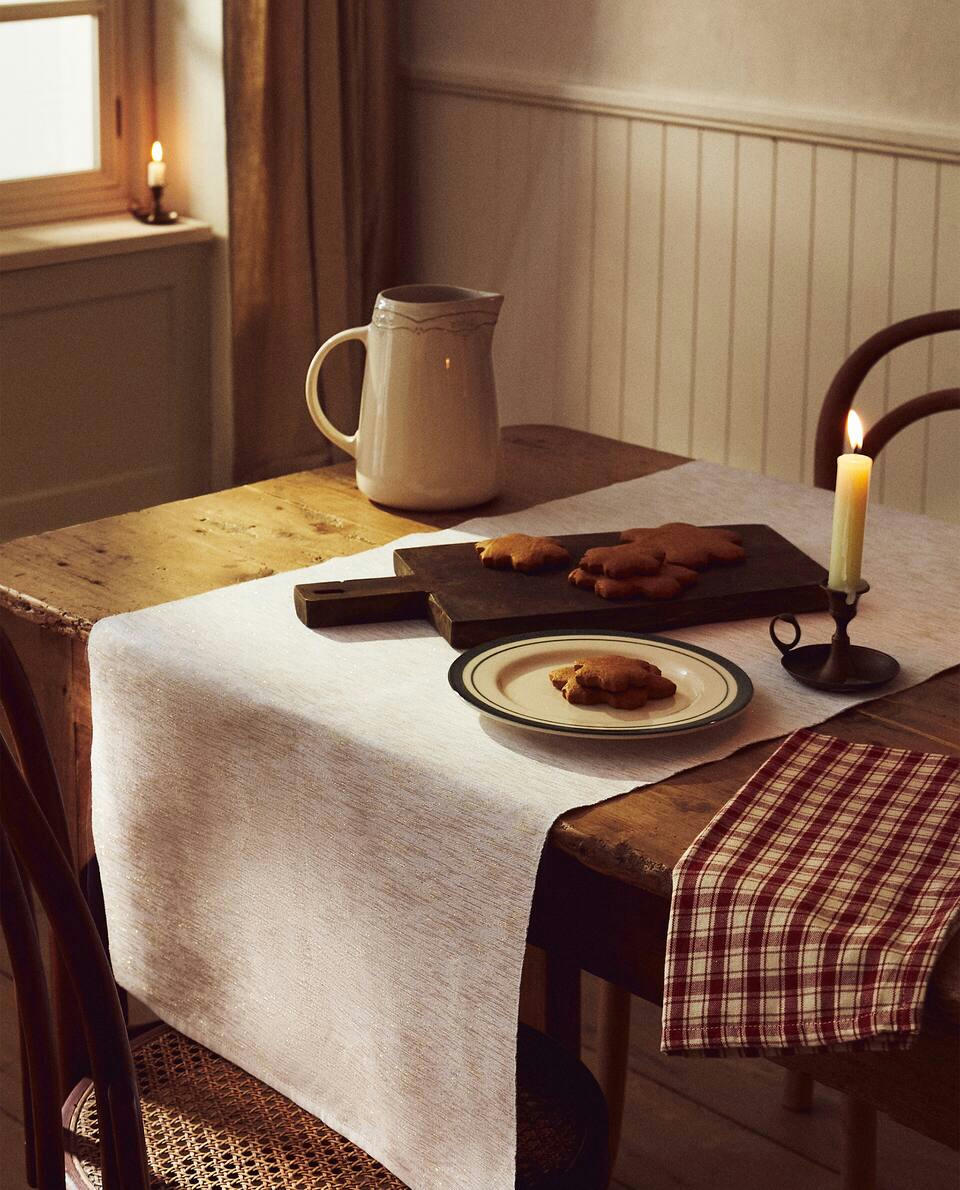 CHRISTMAS GLITTERY TABLE RUNNER